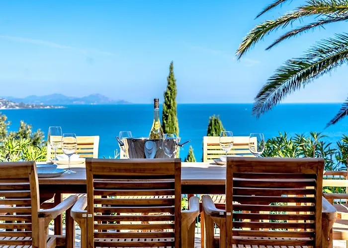 Вілла Superb Villa, Incredible Sea View Heated Swim Pool Сент-Максім